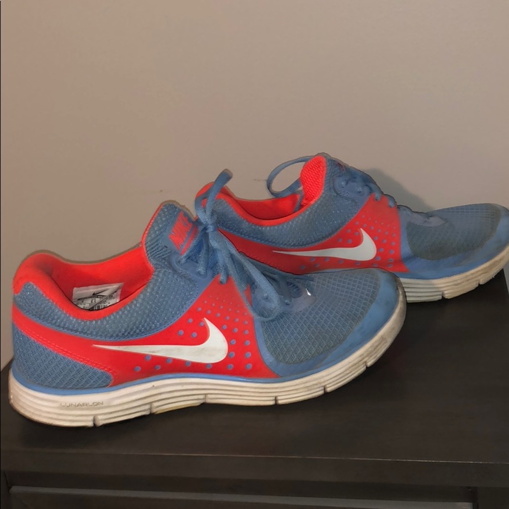 Tennis shoes